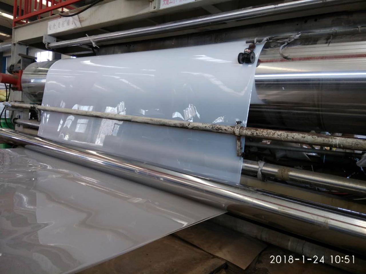  光面土工膜、糙面土工膜都由吹塑法完成